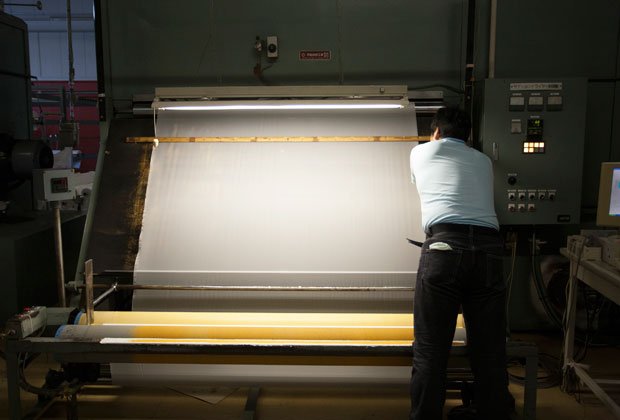 第一織物第一織物が織り上げる生地に使われるのは、１万メートルで約１７グラムという極細の糸。出来上がった生地は北陸の染め工場に運ばれて染色される（撮影／藤岡みきこ）
<br />