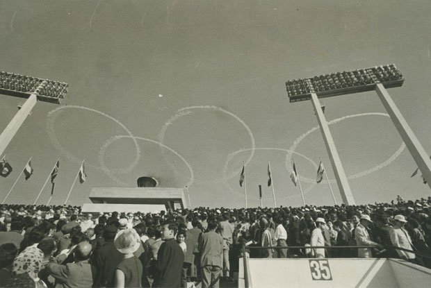 1964年、東京五輪の開会式。ジェット機が澄みわたる青空に五輪のマークを描いた (c)朝日新聞社 @@写禁