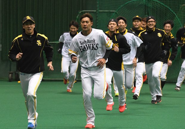 室内練習場で体を動かすソフトバンクの選手　（ｃ）朝日新聞社
