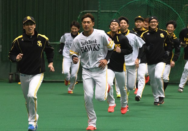 室内練習場で体を動かすソフトバンクの選手 (c)朝日新聞社