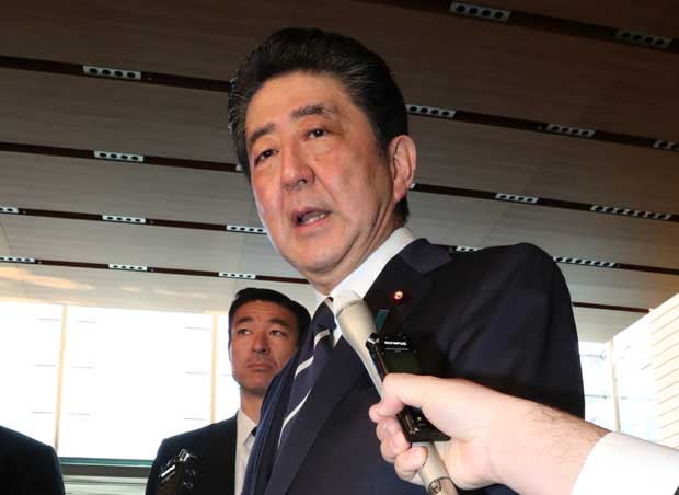 1月24日午前のぶら下がり会見で平昌五輪開会式の出席を表明した安倍首相　（ｃ）朝日新聞社