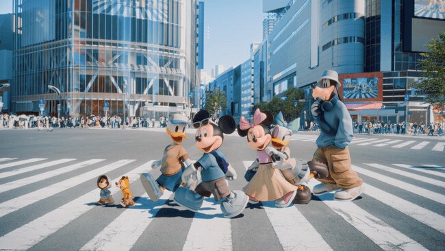写真・図版(1枚目)| ミッキーマウスが「ディズニー★JCBカード」のTVCMに登場!舞台は “東京・渋谷” のど真ん中!? 「ミッキー&フレンズ In Real Life」篇を2025年7月1日(火)より 全国にてOA開始
