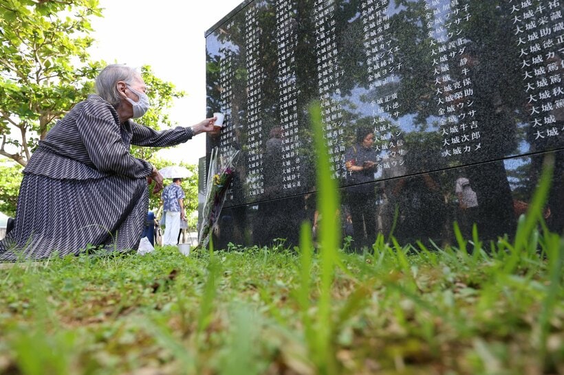 平和祈念公園（沖縄県糸満市）の「平和の礎」には、沖縄戦戦没者の名前が刻まれている。「慰霊の日」は、遺族らが亡き人たちに祈りを捧げる。写真は、昨年の慰霊の日