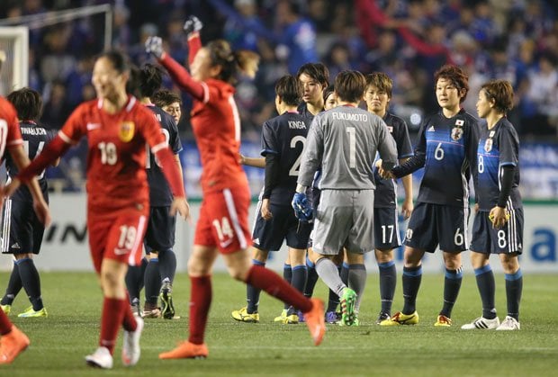 日本の複数得点はベトナム戦だけで、昨年のＷ杯も準決勝まですべて１点差勝ち。その意識が強かったのか、中国戦ではロングボールを多用して敗れた／３月４日　（ｃ）朝日新聞社