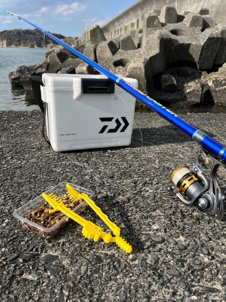 【サワラーズ】世界初、釣り針に虫餌を通すための専用グッズ。50回以上試作を重ねた渾身の発明品は、「ミミズやイソメに触りたくない」「何度も失敗するうちに餌が弱ってしまう」といったちょっとした悩みを解決してくれる。開発者の門脇さんが所属する発明学会はCAMPFIREと提携しており、昨年は11件のプロジェクトが立ち上がった。（3acompany）（ｐｈｏｔｏ　編集部・高橋有紀）