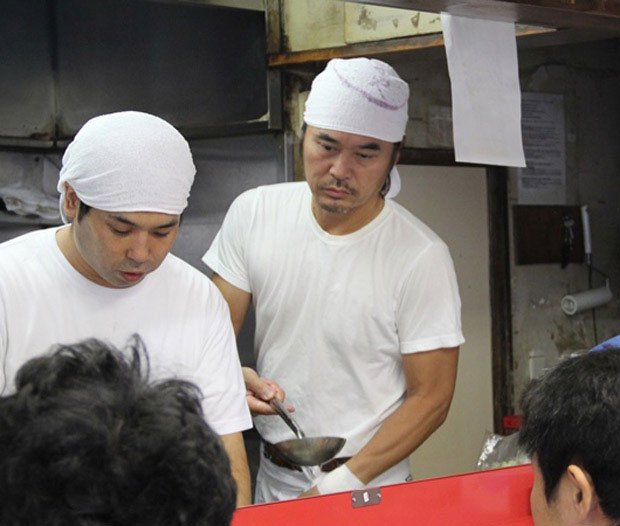 厨房に立つ、すた丼屋を運営するアントワークスの早川秀人代表取締役（右）