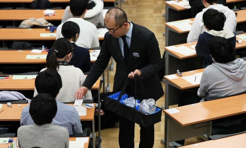 センター試験では、英語のリスニング用のＩＣプレーヤーが配られました。続く試験でもベストを尽くせるよう祈っています／１月１８日、東京大学で（ｃ）朝日新聞社