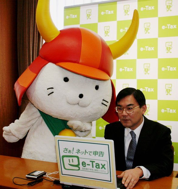 確定申告のネット申告の手ほどきをするひこにゃん　（c）朝日新聞社　＠＠写禁
