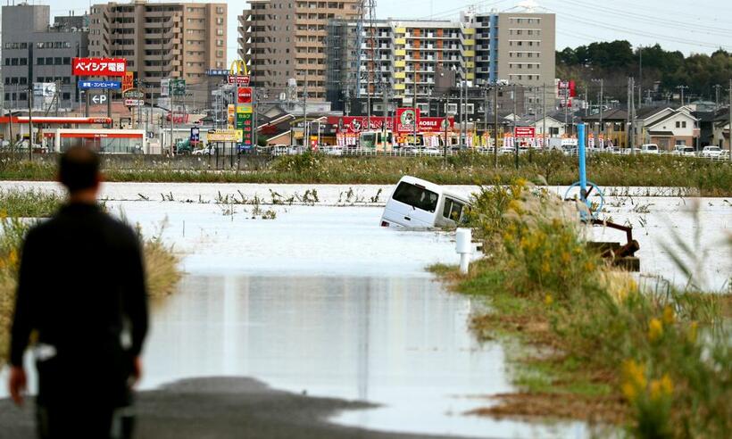 台風21号に伴う記録的な大雨で川が氾濫し、道路が冠水した＝10月26日、千葉県佐倉市　(c)朝日新聞社