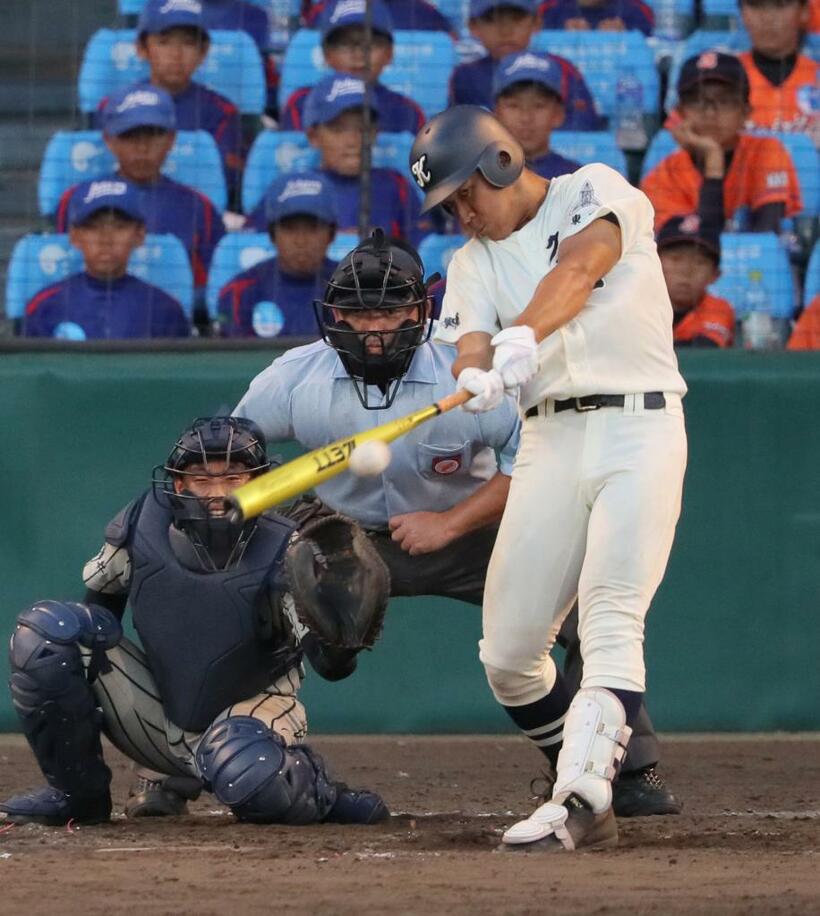 九回裏２死三塁、国学院久我山の代打・須田は左翼線に適時二塁打を放つ（Ｃ）朝日新聞社