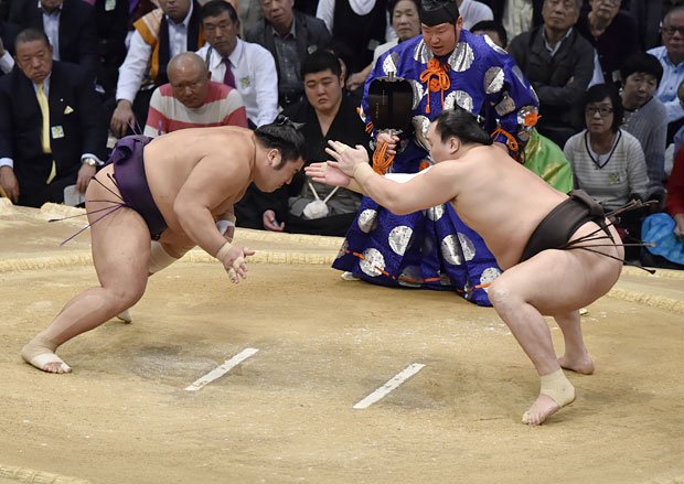 横綱らしからぬ奇策「猫だまし」を見せた白鵬　（c）朝日新聞社