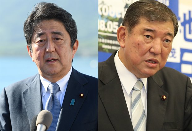 安倍総理（左）と石破氏　（ｃ）朝日新聞社