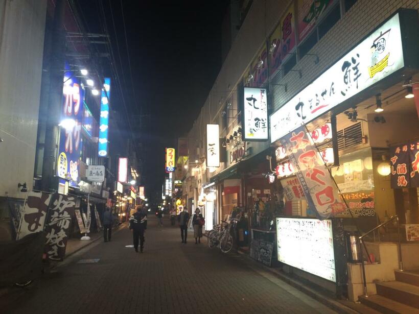 JR津田沼駅北口の船橋市側の繁華街。午後7時には人通りがほぼ途絶えていた（撮影・國府田英之）