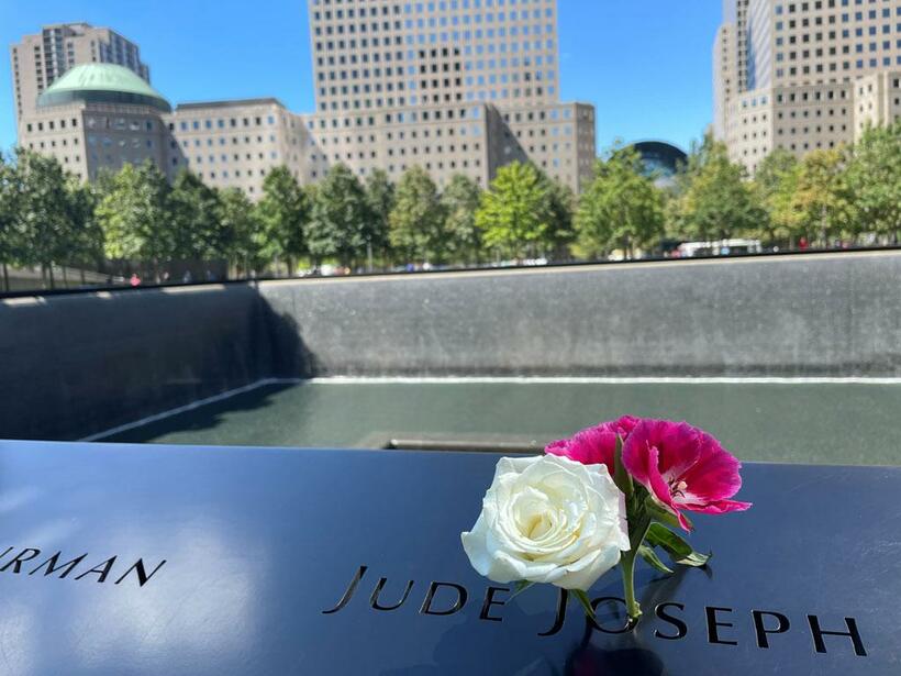 倒壊した世界貿易センター跡の池の縁には、犠牲者の名前が彫られている。遺族が供えた花は９・１１前後でよく見られる（撮影／津山恵子）