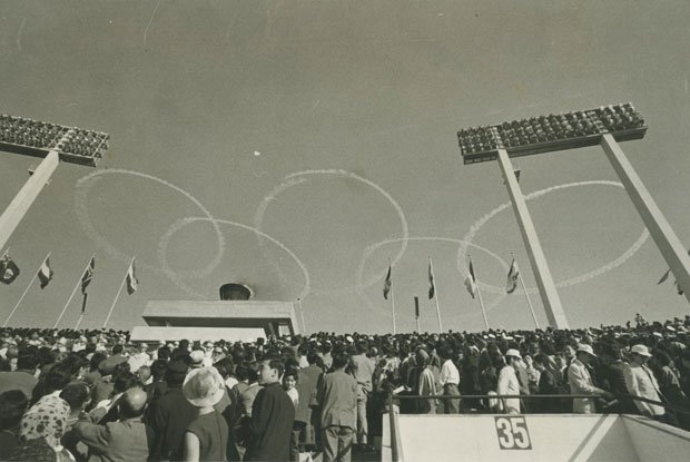 １９６４年、東京五輪の開会式。ジェット機が澄みわたる青空に五輪のマークを描いた　（c）朝日新聞社　＠＠写禁