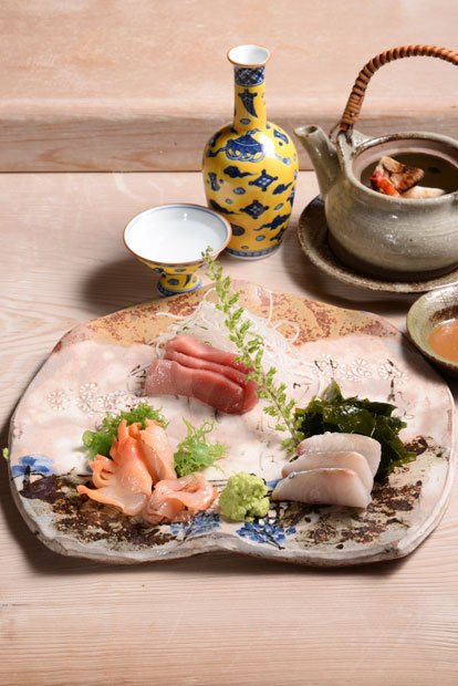 鮨處寛八　お造りと土瓶蒸し／季節のお造りは、魚の身に合わせて包丁を入れる、細やかな技が光る逸品。この日は中トロ、赤貝、貝ひも、しまあじを取り合わせた。土瓶蒸しは焼きアナゴ、銀杏、ホタテ、エビ、松茸で香り高く。お造り３５００円～、土瓶蒸し１５００円～（内容は応相談。税込み）（撮影／関口達朗）