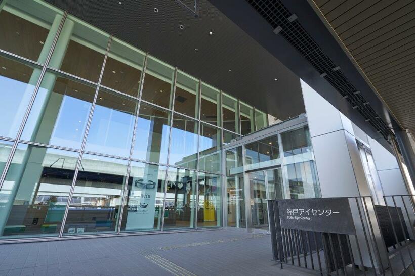 「神戸アイセンター」には、病院施設のほか理化学研究所、細胞培養施設、ビジョンパークが入居し、連携している（撮影／直江泰治）