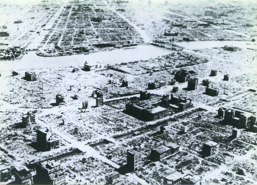 東京大空襲で被害にあった東京・日本橋付近の焼け跡＝1945年米群撮影