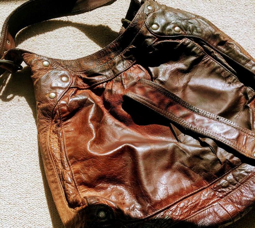 １０年愛用した鞄。裏を２度修理したが、表皮が破れモノが飛び出すに至り廃棄に。思い残すことなし（写真：本人提供）