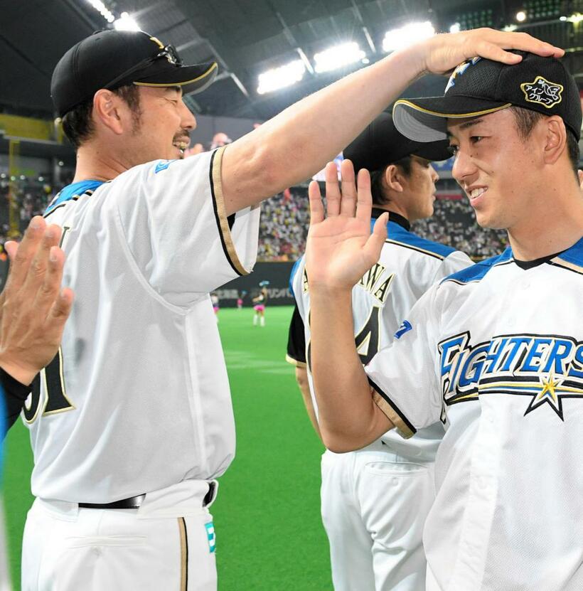 日本ハム時代の吉井投手コーチ（左）　（ｃ）朝日新聞社