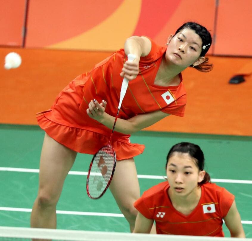 リオ五輪で金メダリストとなった高橋礼華(奥)と松友美佐紀(手前) (c)朝日新聞社