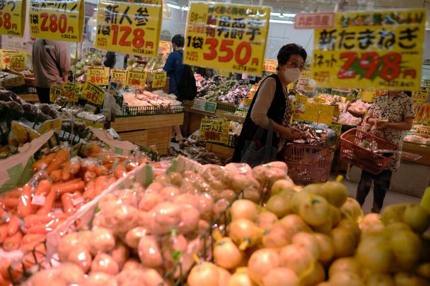 野菜が並ぶスーパーマーケット「生鮮市場アキダイ」(関町本店)の様子