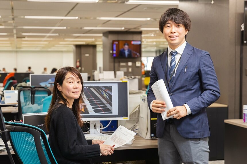 朝日新聞社の滝沢貴大さん（右）と宮嶋加菜子さん（左）／写真：上田泰世（写真映像部）