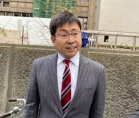 裁判後、報道陣の質問に答える奥野被告