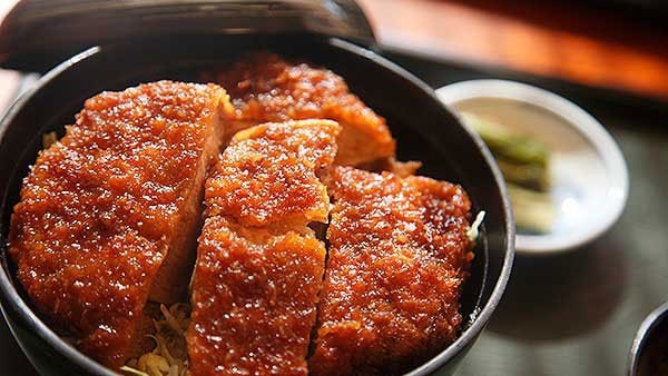 会津地方の名物である「ソースカツ丼」。実際に食した人によると、「カツの大きさ」「ボリューム」にとにかく感動するという（写真：楽天株式会社）