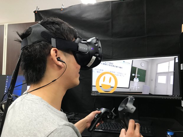 VRコニュニケーションを楽しめる「クラスター」では、VRヘッドセットをつけてVR空間の中の室内に入り、ほかのメンバーと会話のやりとりをする(写真/クラスター提供)