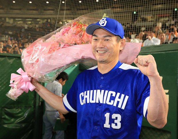 プロ野球記録に並ぶ通算949試合登板を達成し、花束を手にする中日・岩瀬(c)朝日新聞社