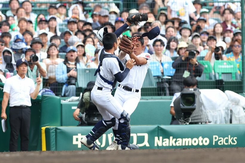 【決勝】五回裏、日大三・松岡の邪飛を沖縄尚学の捕手・宜野座ががっちりキャッチ（撮影／写真映像部・松永卓也）