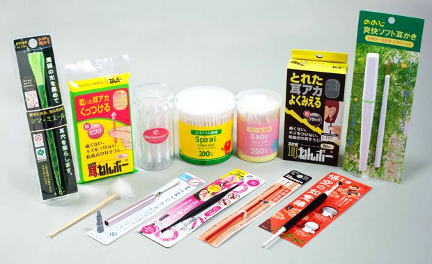 都内の雑貨店では５０種類を超える耳掃除グッズが売られていた。先端部分もさまざまだ（撮影／写真部・植田真紗美）
