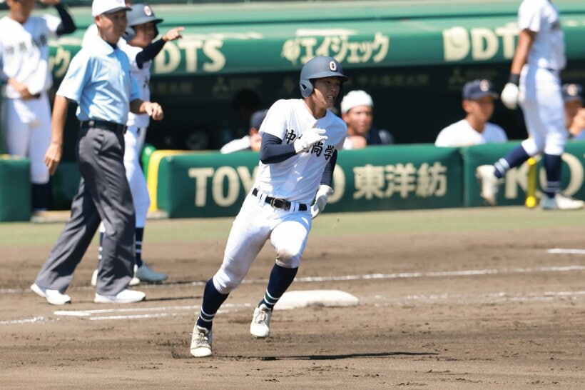 六回裏、二塁打を放つ沖縄尚学・宜野座（撮影／写真映像部・東川哲也）