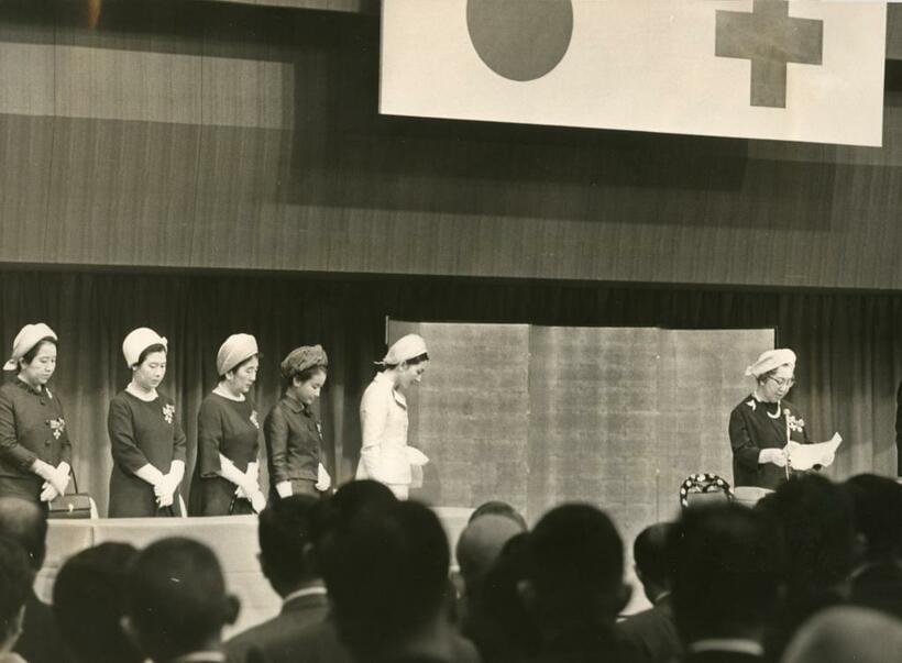 1968年日赤有功章　特別社員章親授式