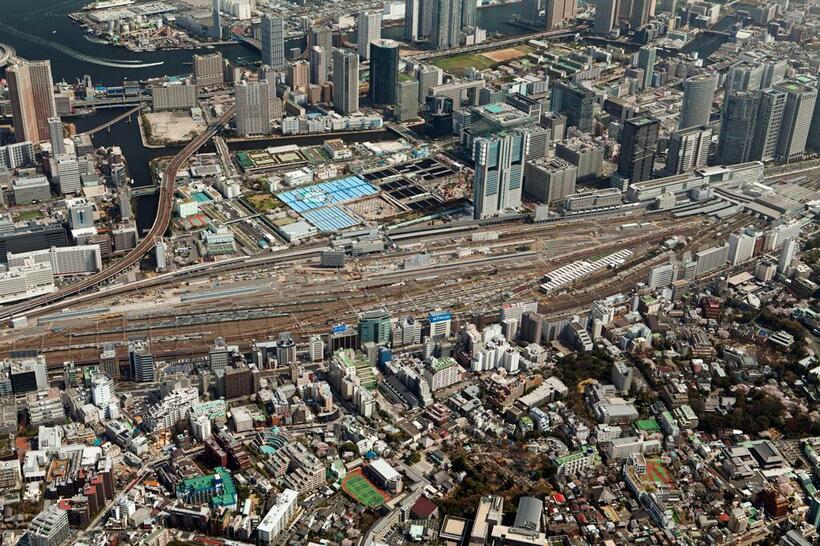 2012年のJR東日本の田町車両センター（当時）の空撮写真。この広大な土地が、高輪ゲートウェイ駅を中心とした「グローバルゲートウェイ品川」として開発されている（C）朝日新聞社