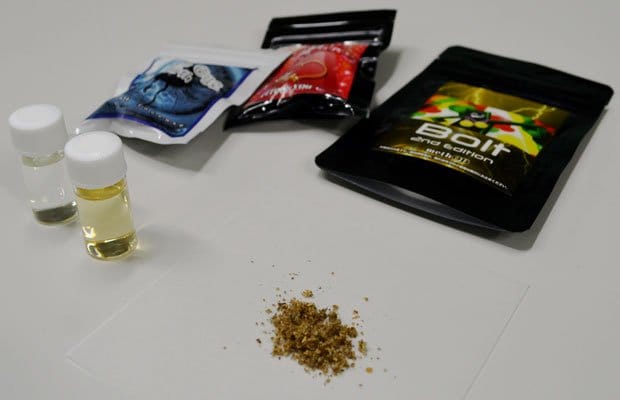 脱法ハーブのパッケージ（奥）と植物片（手前）。左の小瓶は液状の脱法ドラッグ　（c）朝日新聞社　＠＠写禁