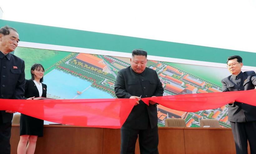 5月1日、北朝鮮の酸肥料工場の竣工式に参加し、テープカットを行った金正恩氏（C)朝日新聞社