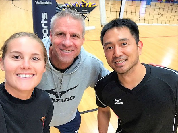 女子バレーボール米代表合宿でのカーチ・キライ監督（中）と大久保茂和さん（右）。「米国での経験を忘れず、理想をもって学び続けたい」と大久保さん（写真：大久保茂和さん提供）