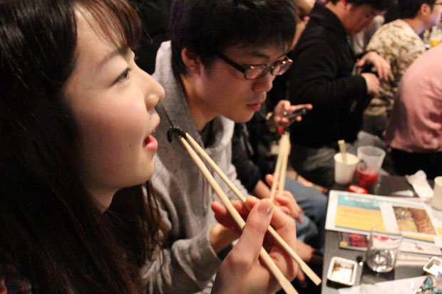 東京・新宿のロフトプラスワンで行われた「東京虫食いフェスティバル」で。サクラケムシは「桜の風味」。タガメ酒は「青リンゴの香り」がするらしい（撮影／編集部・高橋有紀）