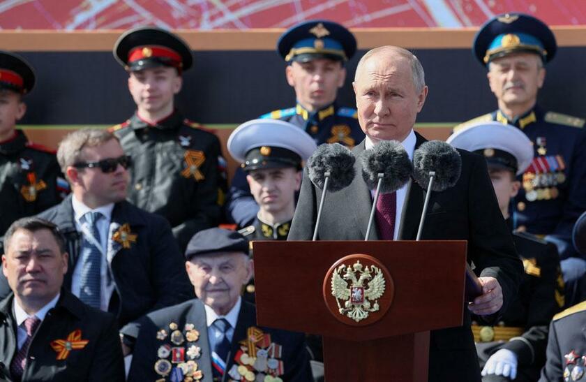５月９日、モスクワの「赤の広場」で行われた対独戦勝記念日の軍事パレードで演説するプーチン大統領。「本物の戦争」という表現を使い、国民に結束を呼びかけた（代表撮影／ロイター／アフロ）