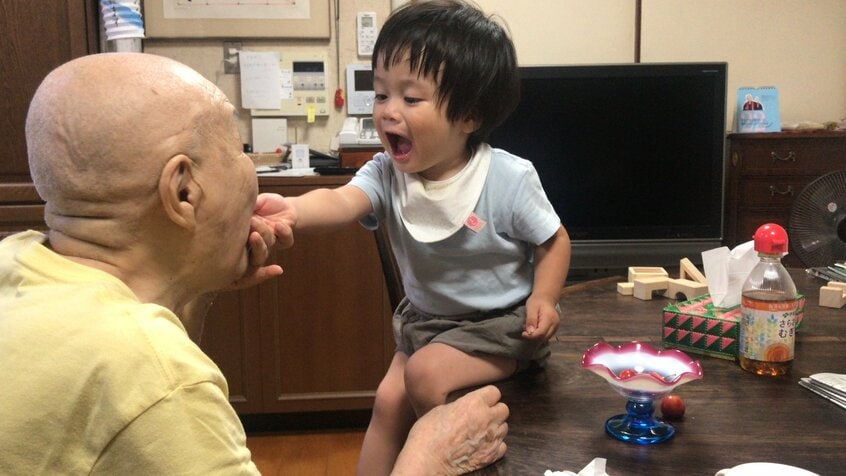 瀬尾さんの長男と遊ぶ寂聴さん(瀬尾さん提供)