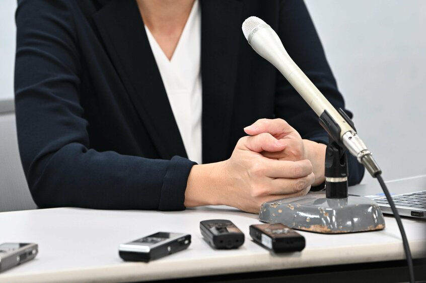 初公判を終えて会見で話す、被害者の女性検事=2024年10月25日