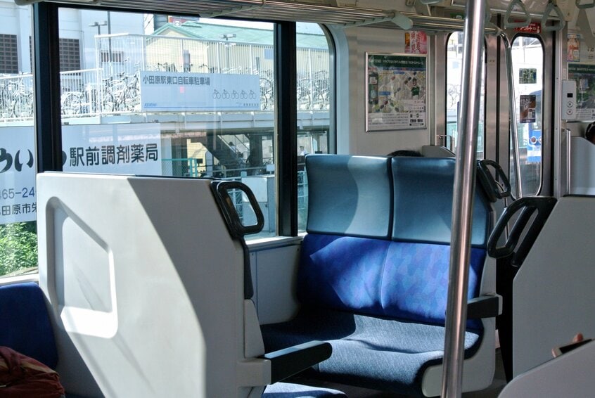 東海道線を走る上野東京ラインのボックス席。通勤電車のイメージが強いが、一部の車両にはボックス席がある。お弁当を開くと、旅気分が盛り上がる