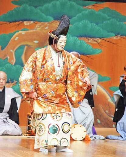 4月30日に開催された「二十五世観世左近記念観世能楽堂 開場記念日賀寿能」で「道成寺」を舞う観世清和家元。華やかな装束を見るのも能を観る楽しみだ(写真:観世宗家提供)