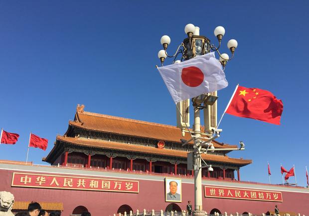 安倍首相の中国訪問を受け、中国・北京の天安門広場には日中両国の国旗が掲げられた　（ｃ）朝日新聞社