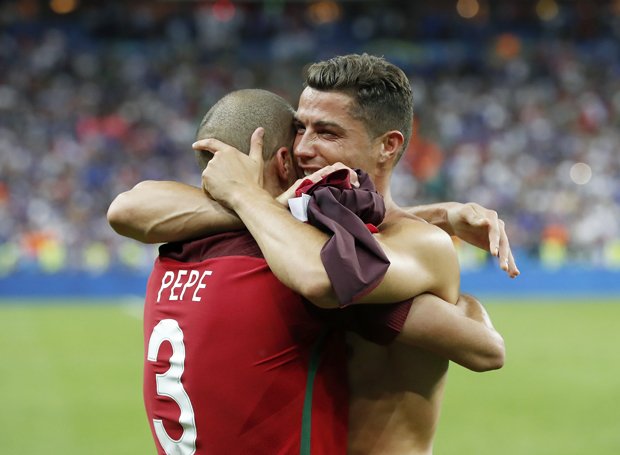 EURO制覇を喜ぶＣ・ロナウド（右）とペペ（左）（写真:Getty Images）