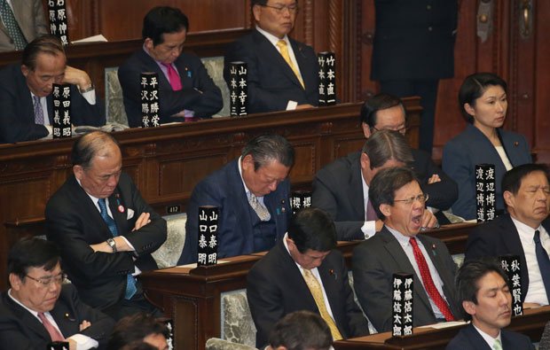 １月１４日、衆院本会議で居眠りする議員たち　（ｃ）朝日新聞社