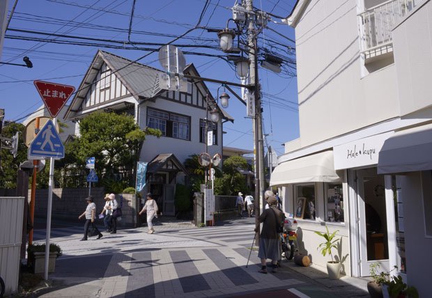鎌倉武家屋敷がならぶ一方、洒脱な西欧風建築も目立つ鎌倉。「和」と「洋」が独特の形で併存している数少ない街の一つだ（撮影／門間新弥）