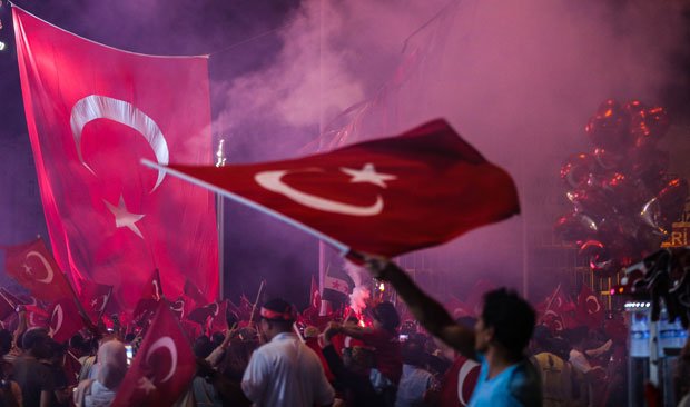 トルコのクーデターは、エルドアン大統領が、スマートフォンのビデオ電話を通じてテレビに生出演したことで、潮目が変わった。熱心なイスラム教徒たちが、反クーデターの先頭に立った（写真：ｇｅｔｔｙｉｍａｇｅｓ）
